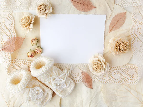 Yeni tarihi veya vaftiz tebrik kartı boş kağıt bebek kız ayakkabı Biege'e arka plan ile. Düz yatıyordu. Üstten Görünüm.