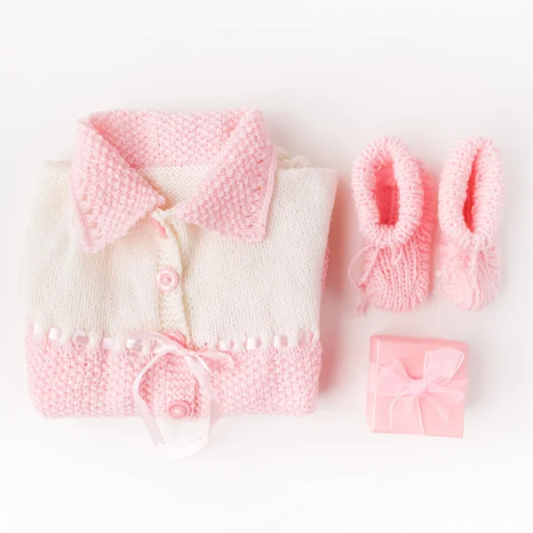 Calcetines y pantalones de tela para bebé recién nacido sobre fondo blanco. Concepto de ropa infantil. Piso tendido, Vista superior —  Fotos de Stock