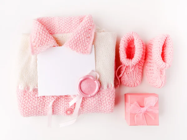 Chaussettes et pantalons en tissu pour bébé nouveau-né sur fond blanc. Concept de vêtements pour enfants. Plat, Vue sur le dessus — Photo