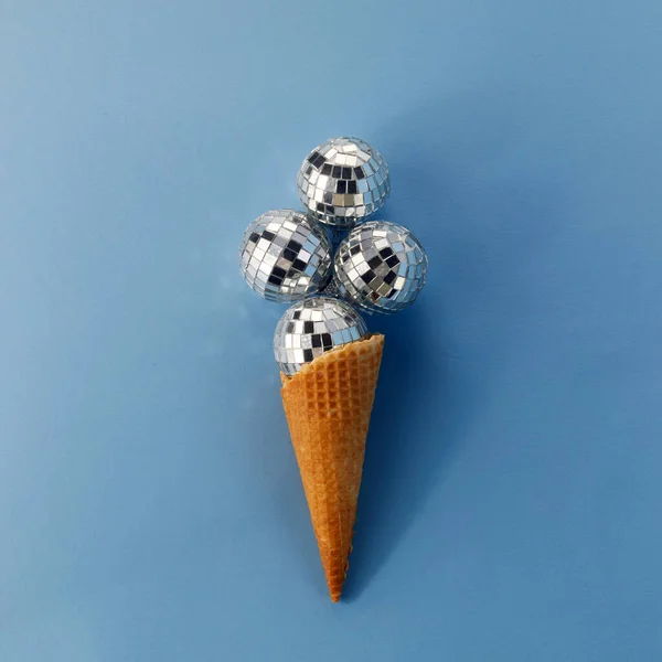 푸른색 배경에 있는 아이스크림을 피운다. 나막신. — 스톡 사진