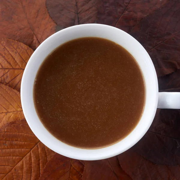 Taza de café con hojas de otoño. Decoración de otoño, estado de ánimo de otoño — Foto de Stock