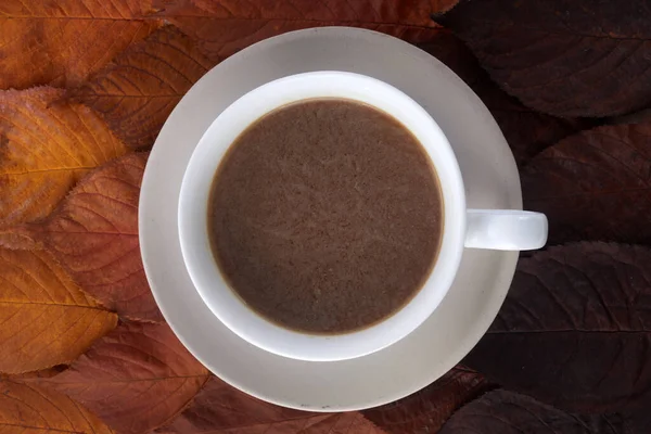 Cup of coffee with autumn leaves. Autumn decor, fall mood — Stock Photo, Image