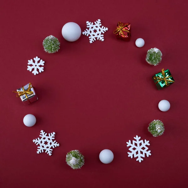 Christmas frame. Snowballs, snowflakes gift box on red background. — Stock Photo, Image