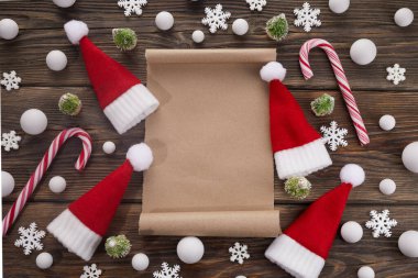 Noel Baba için boş bir dilek listesi. Tahta masada, Noel süsleriyle birlikte. Üst görünüm.