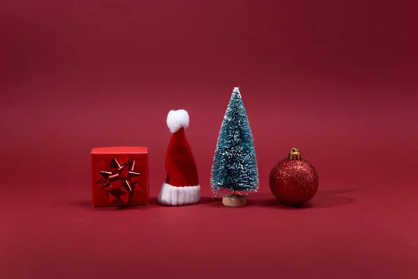 Kerstversiering op rode achtergrond. Minimaal chritmas concept. — Stockfoto