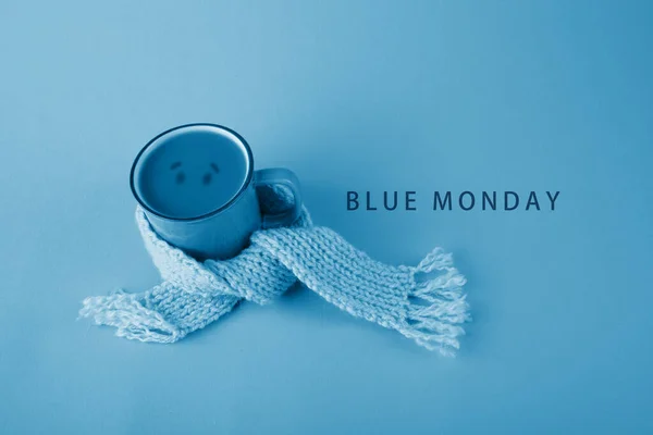 Blå kopp med scarfcoffee på blå bakgrund. Blå måndagskoncept — Stockfoto