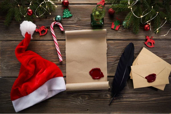 Lista de desejos vazia para Papai Noel em mesa de madeira com decorações de Natal. Vista superior. — Fotografia de Stock