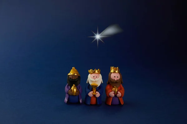 Epiiphany günün kutlu olsun. Mavi arkaplanda üç bilge karınca yıldızı.