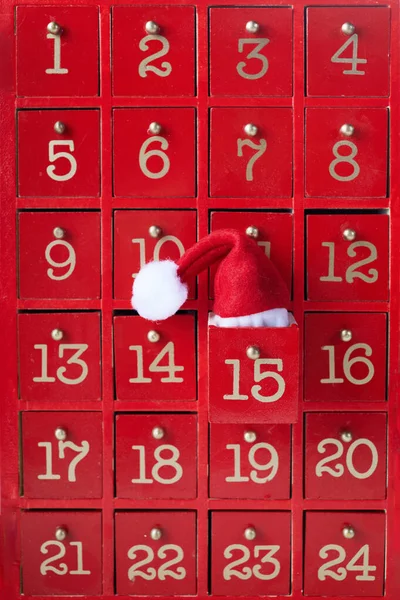 Rött trä adventskalender med överraskning för jul — Stockfoto