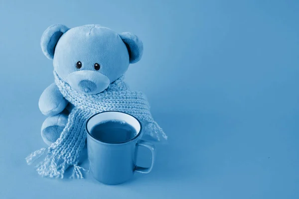 Urso de pelúcia azul com cachecol e xícara de café no fundo azul. Conceito de segunda-feira azul. — Fotografia de Stock