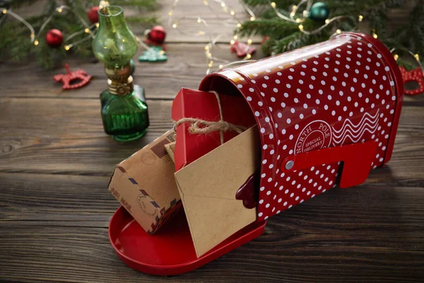 Babbo Natale post su sfondo di legno con decorazioni dell'albero di Natale. — Foto Stock