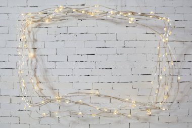 Parlak ışıkları olan beyaz tuğlalar. Noel arkaplanı