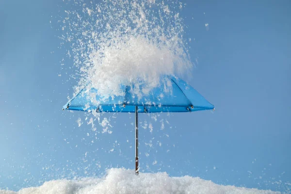 Blå paraply på blå bakgrund med snö. Blå måndagskoncept. — Stockfoto