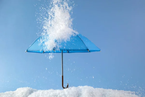 Paraguas azul sobre fondo azul con nieve. Concepto de lunes azul. —  Fotos de Stock