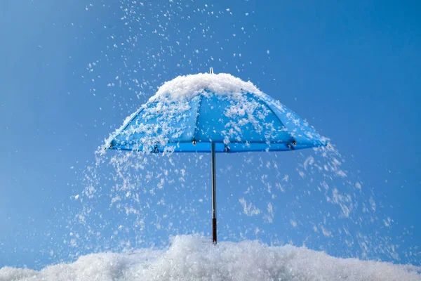 Blå paraply på blå bakgrund med snö. Blå måndagskoncept. — Stockfoto