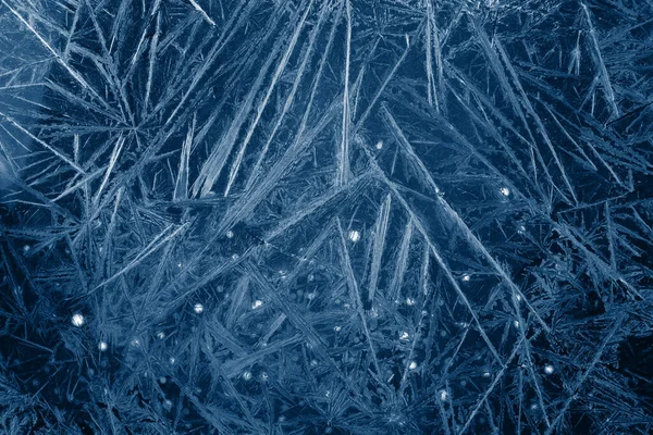Vit frysning, iskristall konsistens på blå bakgrund med bokeh. — Stockfoto
