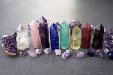 Çakra kristalleri iyileşiyor. Meditasyon, Reiki ya da ruhsal iyileştirme.