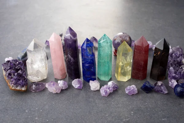Healing Chakra crystals. Meditation, Reiki or spiritual healing background. — Stock Photo, Image