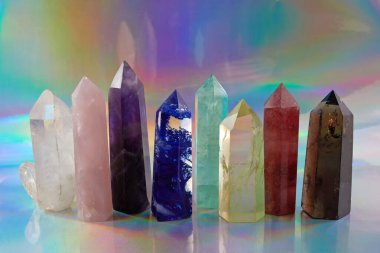Halografik arka planda çakra kristalleri iyileştiriliyor. Meditasyon, Reiki ya da ruhsal iyileştirme.