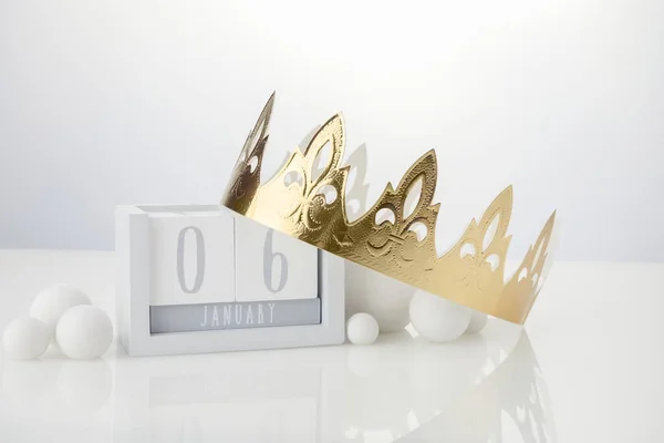 Happy Epiphany day, three kings day. Calendar with king crown on white background — Stock Photo, Image