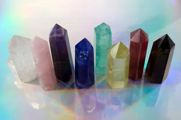 Cristalli di chakra curativi su sfondo alografico. Meditazione, Reiki o sfondo di guarigione spirituale. — Foto Stock