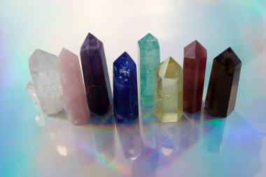 Halografik arka planda çakra kristalleri iyileştiriliyor. Meditasyon, Reiki ya da ruhsal iyileştirme.