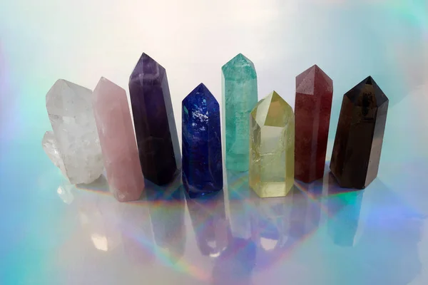 Heilende Chakra-Kristalle auf halographischem Hintergrund. Meditation, Reiki oder spirituelle Heilung. — Stockfoto