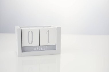 1 Ocak tahta takvim beyaz masa arkaplanında