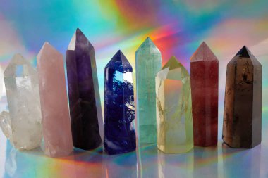 Halografik arka planda çakra kristalleri iyileştiriliyor. Meditasyon, Reiki ya da ruhsal iyileştirme.