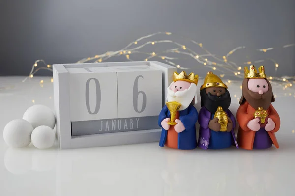 Grattis på trettondagen, tre kungar. Kalender med tre kungar på vit bakgrund — Stockfoto