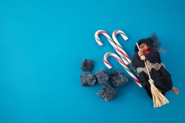 Tatlı kömür ve şekerli Befana. İtalyan Epifani Günü geleneği.