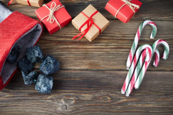 木の背景に甘い石炭とキャンディでベファナ靴下。イタリアのエピファニーの日の伝統. — ストック写真