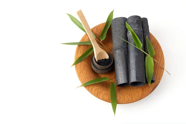 Naturalny bambus ativated węgiel drzewny i proszek izolowane na białym tle — Zdjęcie stockowe