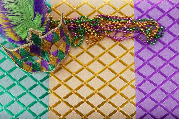 Mardi gras nebo karnevalová maska s korálky na trojbarevném pozadí. Benátská maska. — Stock fotografie