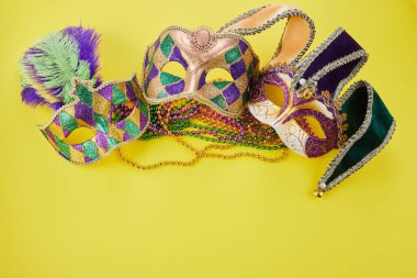 Mardi Gras ya da sarı arkaplanlı boncuklu karnaval maskesi. Venedik maskesi.