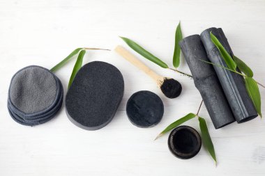 Bambu kömür çevre dostu kozmetik ürünleri. Diş fırçası ve cilt temizleyici sabun.