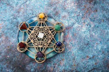 Meditasyon, reiki ve kristal şifa geçmişi. İyileştirme kristalleri ızgarası.