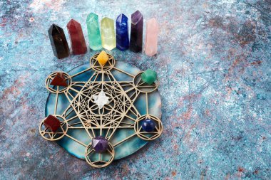 Meditasyon, reiki ve kristal şifa geçmişi. İyileştirme kristalleri ızgarası.