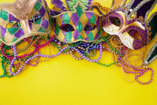 Mardi gras lub maska karnawałowa z koralikami na żółtym tle. Wenecka maska. — Zdjęcie stockowe