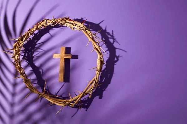 Lent season, Holy week and Good friday concept. Crown of torns and cross on purple background — Stock Photo, Image