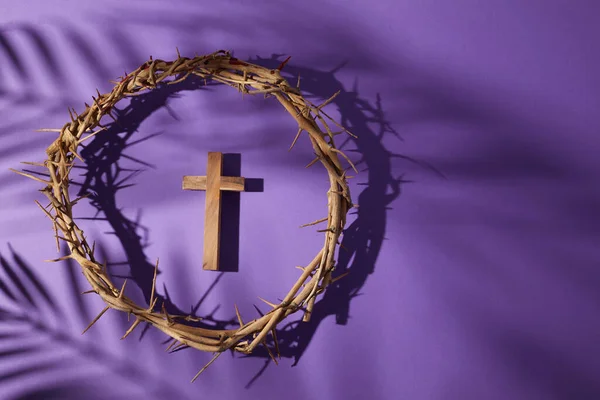 Lent season, Holy week and Good friday concept. Crown of torns and cross on purple background — Stock Photo, Image