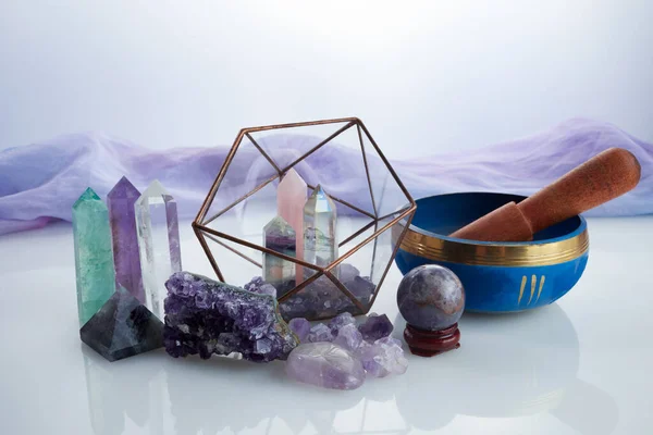 Cura de cristais de pedras preciosas. Reiki, esotérico, relaxar e equilibrar conept. — Fotografia de Stock