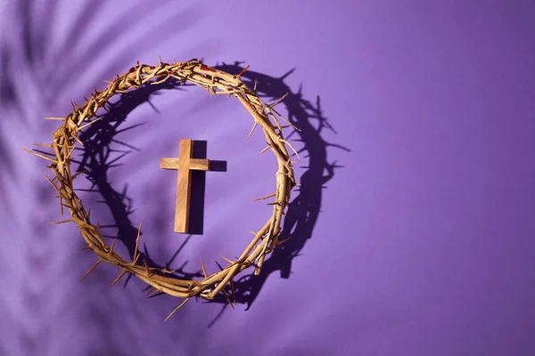 Lent season, Holy week and Good friday concept. Crown of torns and cross on purple background — Stock Photo, Image