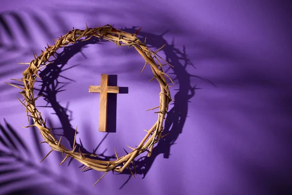 Temporada de Cuaresma, Semana Santa y Concepto del Viernes Santo. Corona de desgarros y cruz sobre fondo púrpura — Foto de Stock