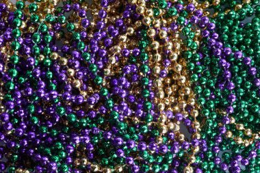 Renkli Mardi Gras arkaplanı. Yeşil, mor ve altın Merdi Gras boncukları