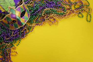 Mardi Gras ya da sarı arkaplanlı boncuklu karnaval maskesi. Venedik maskesi.