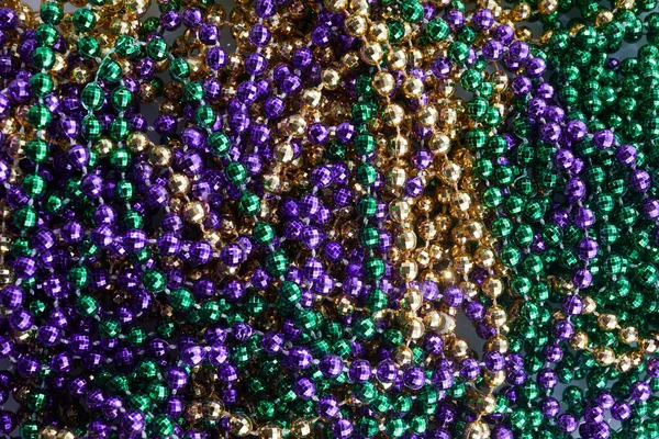 色彩艳丽的玛蒂 · 格拉丝珠子背景。绿色、紫色和金色的Merdi Gras珠 — 图库照片