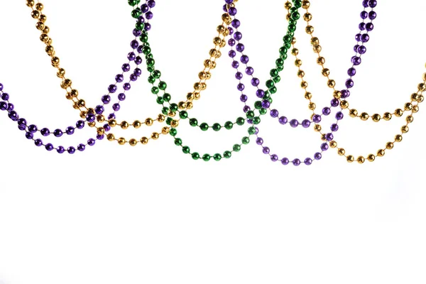 在白色背景上分离的三种颜色的Merdi Gras珠子 — 图库照片