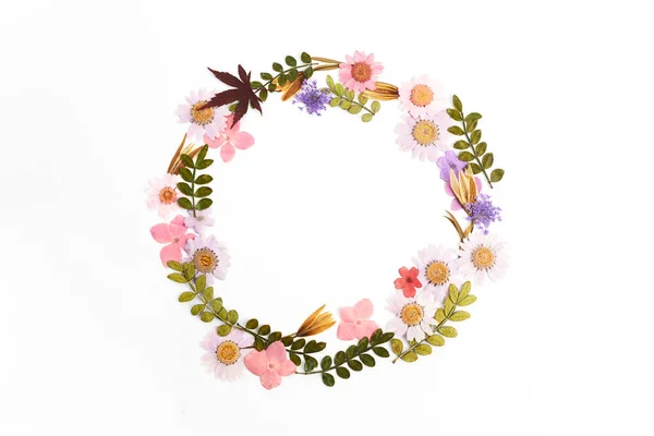 Wreath made from dry leaves and flowes on white background. Dry flowers frame. Flat lay. — Stock Photo, Image