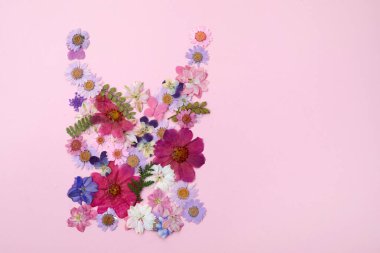 Pembe arka planda renkli çiçeklerle bahar indirimi konsepti. Düz yatış, üst görünüm.